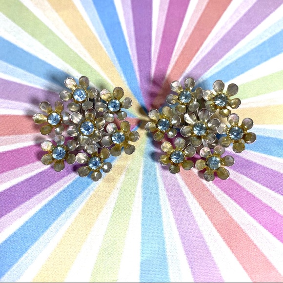 Large soft gold-tone daisy cluster clip earrings baby blue rhinestone centers - Picture 3 of 3